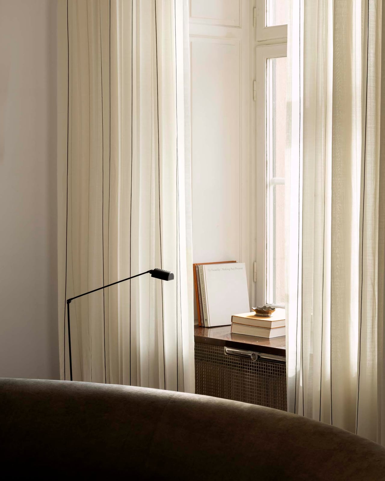 Nordic Knots, Seide,Wolle Vorhänge, The Sheer Stripe – Pale Sand/Black