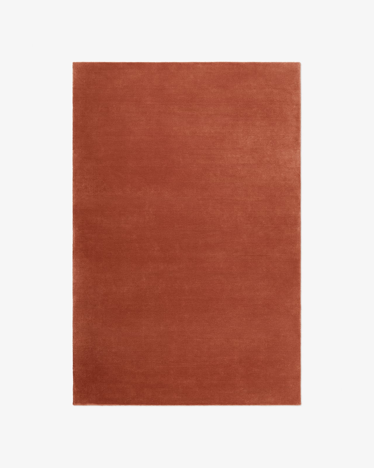 Grand - Brick Red — en mjuk matta i en varm, djup röd ton med slät yta och tät lugg.